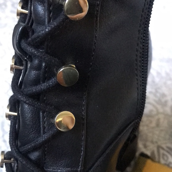 Combat stylish Express comfy boots! - Picture 5 of 7